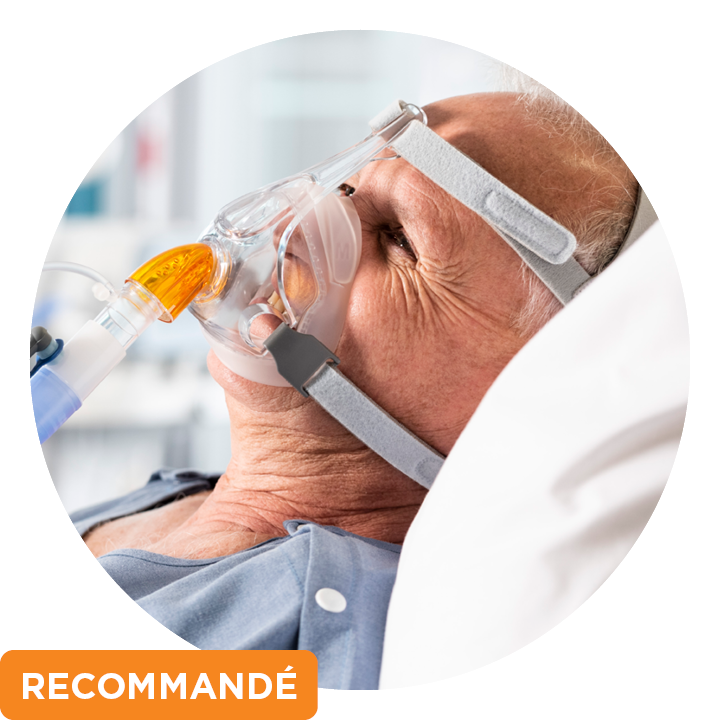 Un patient portant un masque à fuite Nivairo™ à l’hôpital, et une zone de texte orange « recommandé »