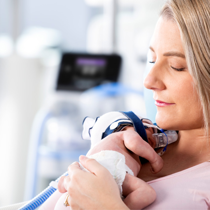 Das F&P 950 System versorgt das Neugeborene über eine FlexiTrunk™ Schnittstelle mit einer Therapie