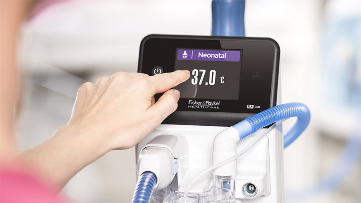 Close-up of a hand operating the F&P 950 System in Neonatal mode