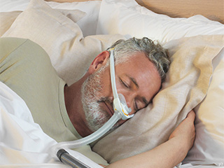 Man sleeping while wearing F&P Solo™ mask