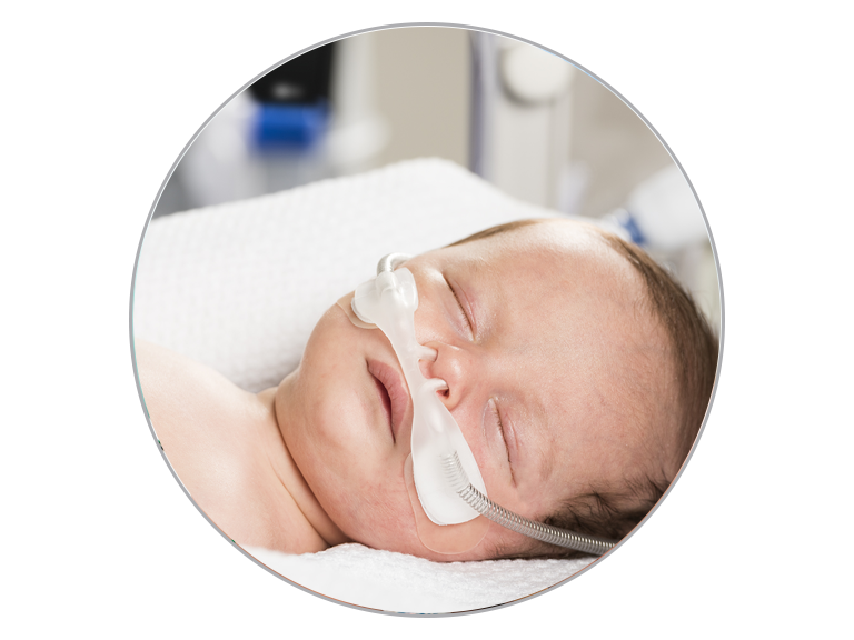 Système F&P 950 administrant un traitement à un nouveau-né via l’interface Optiflow Junior en milieu hospitalier.