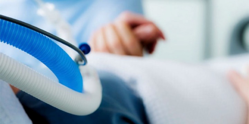 Четко показан дыхательный контур, на заднем плане — лежащий пациент.