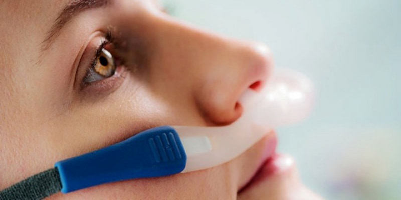 Крупный план пациентки с назальной канюлей Optiflow.