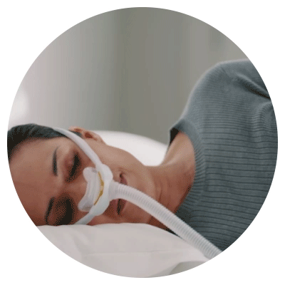 Una mujer yéndose a dormir con la máscara F&P Solo puesta