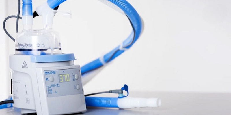 Увлажнитель F&P 850 с емкостью для воды и подсоединенным дыхательным контуром. 