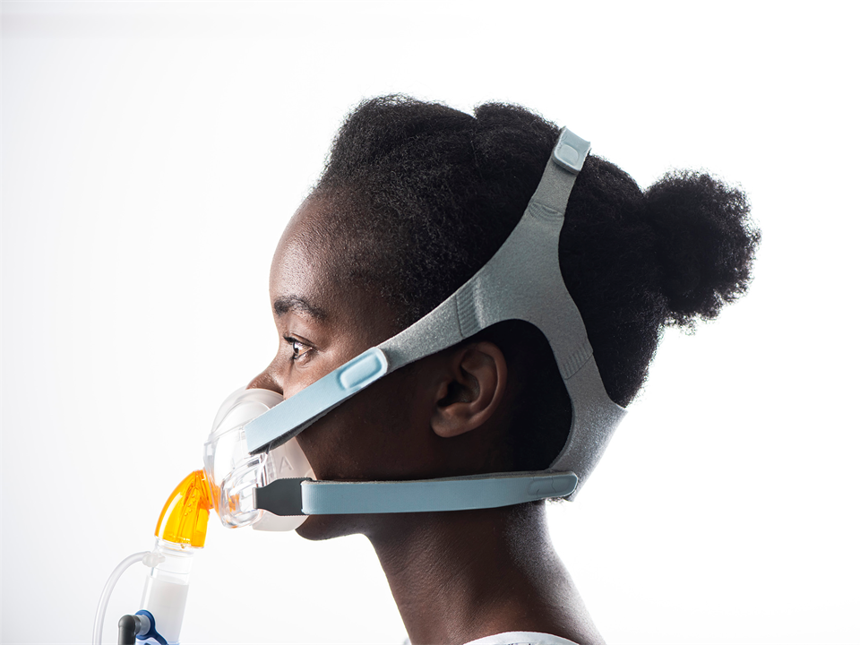 Profile view of woman wearing RT077 Visairo Noninvasive Mask made by Fisher & Paykel Healthcare