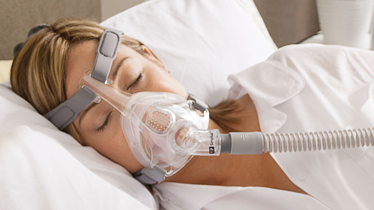 Women sleeping wearing F&P Simplus mask